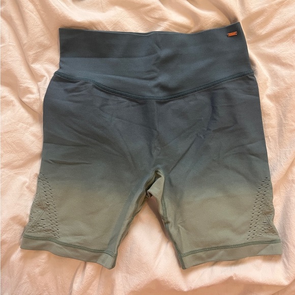 VICTORIA SECRET PINK WORKOUT MATCHING SET
TOP: x small
Shorts: small - Picture 5 of 6